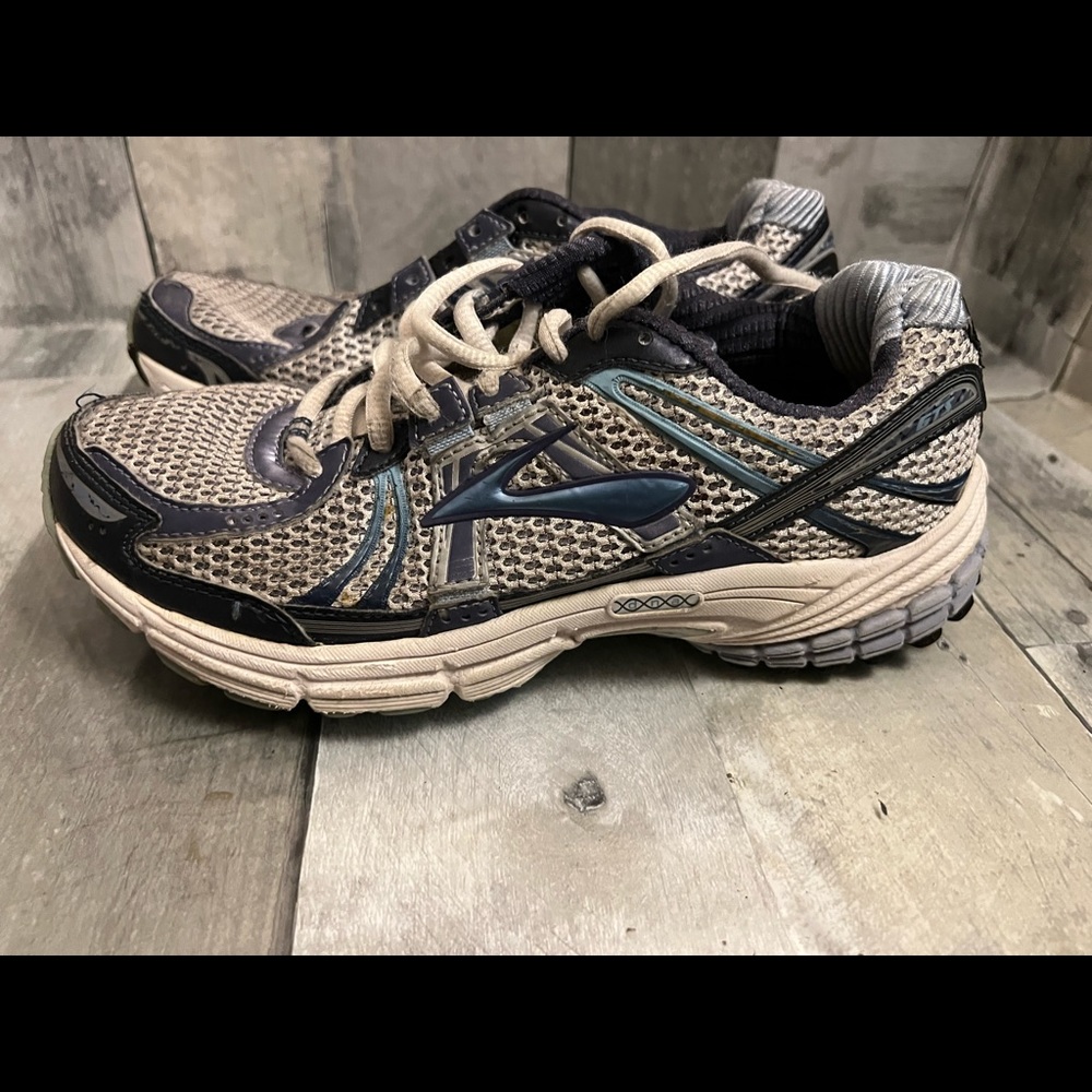 Brooks womens running shoe size 7.5